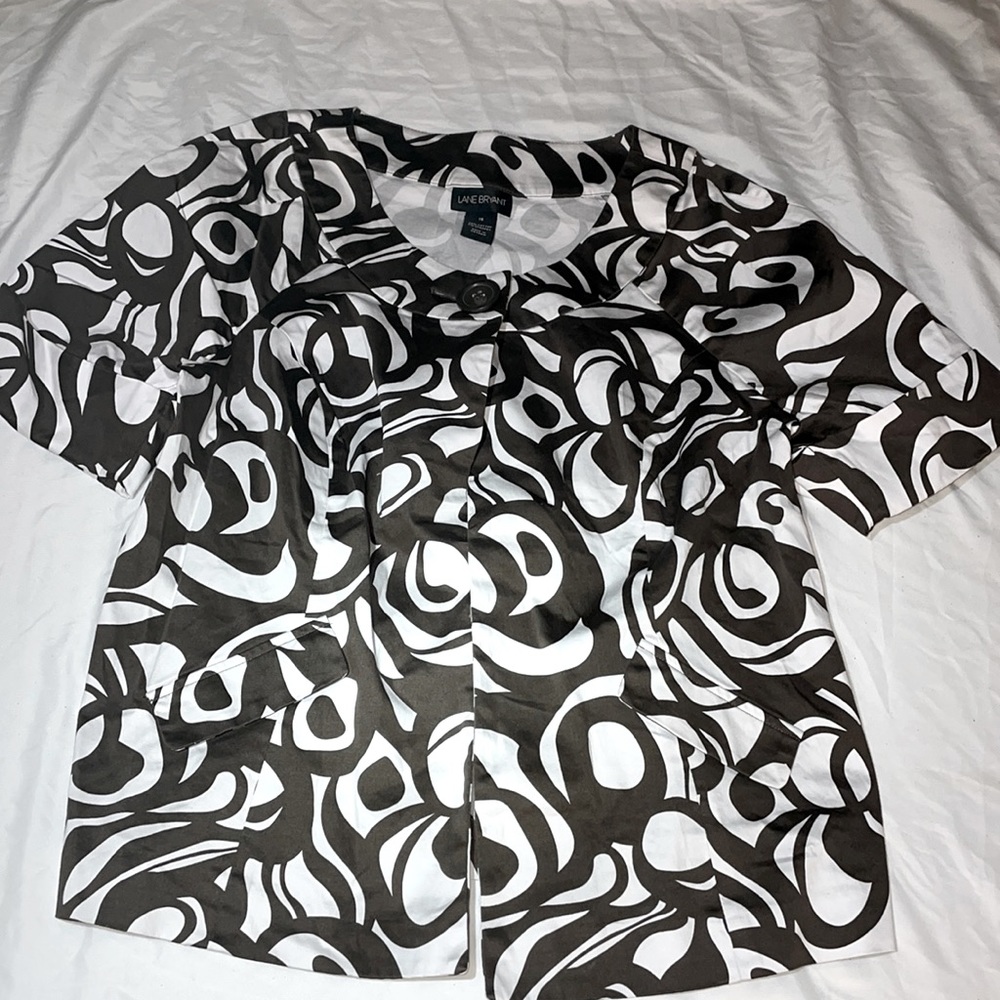 Tribal print top. Open. Size 16. White & brown.
